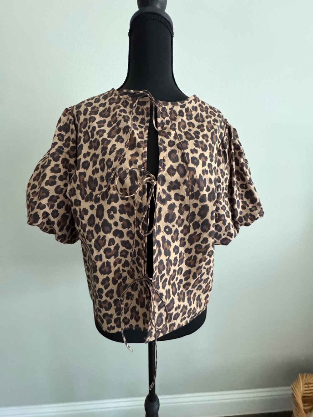 Abercrombie & Fitch Short-Sleeve Tie-Front Top in leopard print; Sz S - Picture 5 of 10